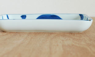 砥部焼・梅山窯　からくさの長角皿(5.2寸)を横から見て