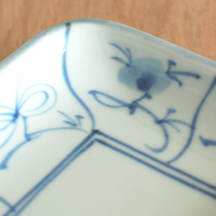 砥部焼・梅山窯　なずなの長方皿(5.2寸)の絵付け