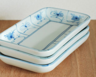 砥部焼・梅山窯　なずなの長方皿(5.2寸)を重ねて