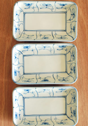 砥部焼・梅山窯　なずなの長方皿(5.2寸)を並べて