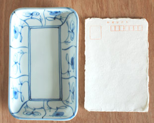 砥部焼・梅山窯　なずなの長方皿(5.2寸)をはがきと比較して