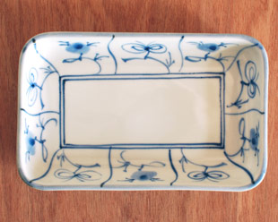 砥部焼・梅山窯　なずなの長方皿(5.2寸)を上から見て