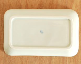 砥部焼・梅山窯　なずなの長方皿(5.2寸)の裏面