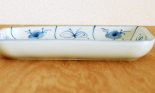 砥部焼・梅山窯　なずなの長方皿(5.2寸)を横から見て