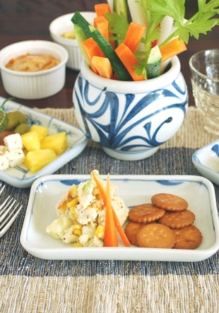 砥部焼・梅山窯　太陽柄の長角皿(5.2寸)にオードブルを