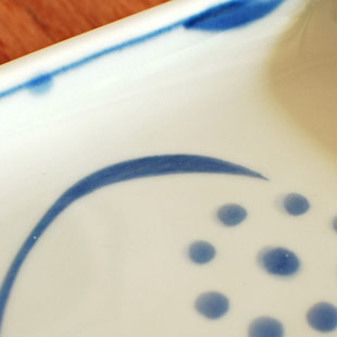 砥部焼・梅山窯　太陽柄の長角皿(5.2寸)の絵付け