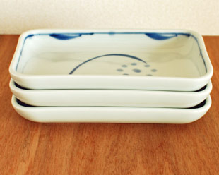 砥部焼・梅山窯　太陽柄の長角皿(5.2寸)を重ねて