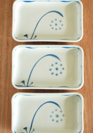 砥部焼・梅山窯　太陽柄の長角皿(5.2寸)を並べて