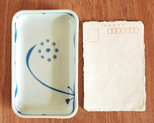 砥部焼・梅山窯　太陽柄の長角皿(5.2寸)をはがきと比較して