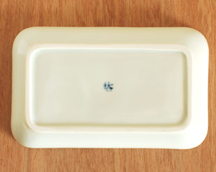 砥部焼・梅山窯　太陽柄の長角皿(5.2寸)の裏面