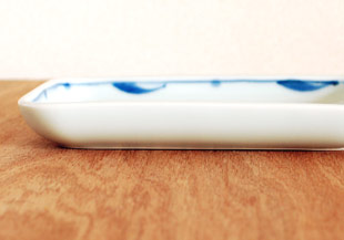 砥部焼・梅山窯　太陽柄の長角皿(5.2寸)を横から見て