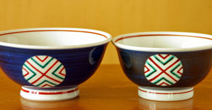 砥部焼・梅山窯　まるぬきの丼鉢（5寸）と（6寸）