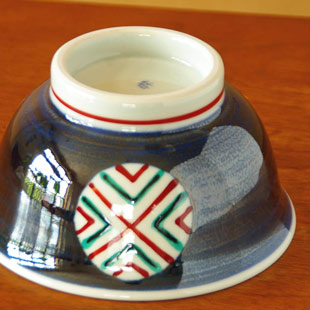 砥部焼・梅山窯　まるぬきの丼鉢（5寸）を伏せて