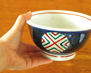 砥部焼・梅山窯　まるぬきの丼鉢（5寸）を手に持って