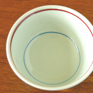 砥部焼・梅山窯　まるぬきの丼鉢（5寸）を上から見て