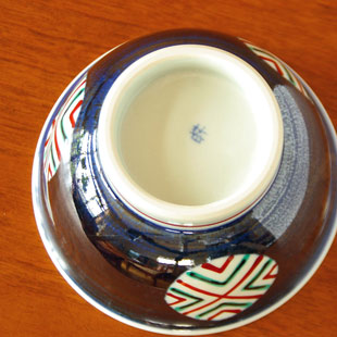 砥部焼・梅山窯　まるぬきの丼鉢（5寸）の底面