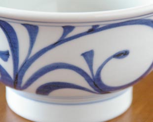 砥部焼・梅山窯　からくさの丼鉢の絵付け