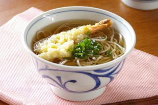 砥部焼・梅山窯　からくさの丼鉢にそばを盛って