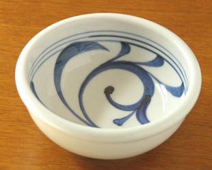 砥部焼　内からくさの鉢(5寸)