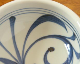 砥部焼･梅山窯　内からくさの鉢(5寸)の絵付け