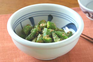 砥部焼･梅山窯　内からくさの鉢(5寸)にオクラの胡麻和えを