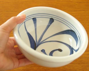 砥部焼･梅山窯　内からくさの鉢(5寸)を手に持って