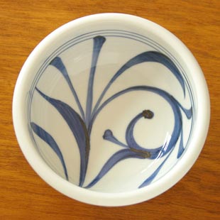 砥部焼･梅山窯　内からくさの鉢(5寸)を上から見て