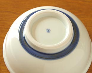 砥部焼･梅山窯　内からくさの鉢(5寸)の底面