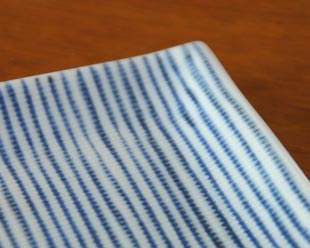 砥部焼・梅山窯　細とくさの布目角皿(5寸)の絵付け