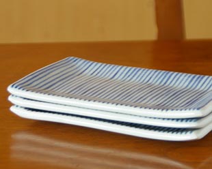 砥部焼・梅山窯　細とくさの布目角皿(5寸)を重ねて