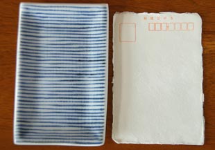 砥部焼・梅山窯　細とくさの布目角皿(5寸)をはがきと比較して