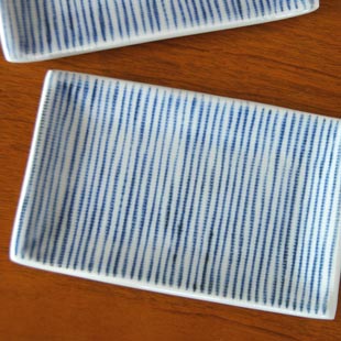 砥部焼・梅山窯　細とくさの布目角皿(5寸)を上から見て