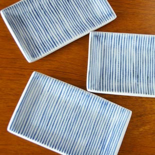 砥部焼・梅山窯　細とくさの布目角皿(5寸)を並べて