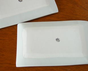 砥部焼・梅山窯　細とくさの布目角皿(5寸)の裏面