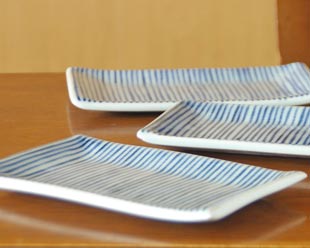 砥部焼・梅山窯　細とくさの布目角皿(5寸)を横から見て