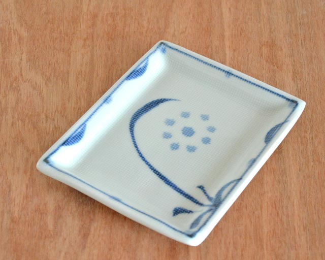 砥部焼　からくさの長角皿(5.2寸)