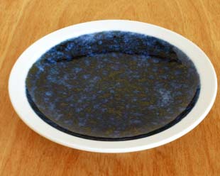 砥部焼・梅山窯　ごすうちの縁付皿(5寸)