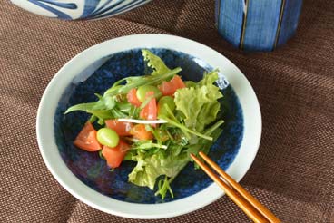 砥部焼・梅山窯　ごすうちの縁付皿(5寸)にサラダを