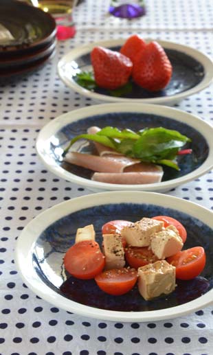 砥部焼・梅山窯　ごすうちの縁付皿(5寸)に前菜を