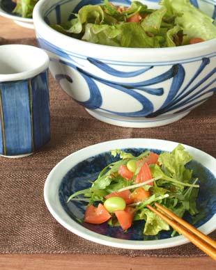 砥部焼・梅山窯　ごすうちの縁付皿(5寸)にサラダを