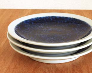 砥部焼・梅山窯　ごすうちの縁付皿(5寸)を重ねて