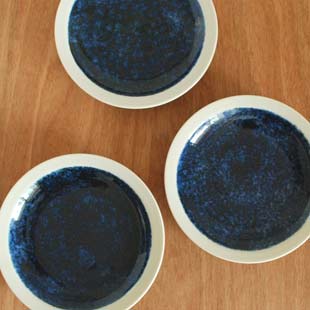 砥部焼・梅山窯　ごすうちの縁付皿(5寸)を並べて