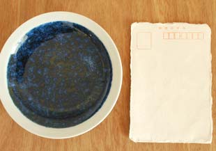 砥部焼・梅山窯　ごすうちの縁付皿(5寸)をはがきと比較して