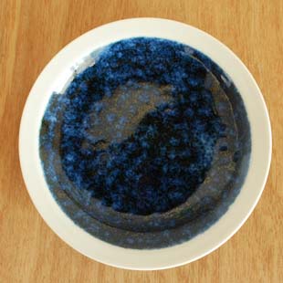 砥部焼・梅山窯　ごすうちの縁付皿(5寸)を上から見て