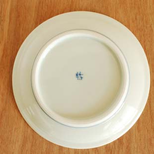 砥部焼・梅山窯　ごすうちの縁付皿(5寸)の裏面