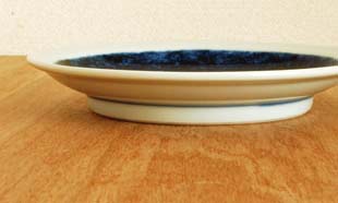 砥部焼・梅山窯　ごすうちの縁付皿(5寸)を横から見て