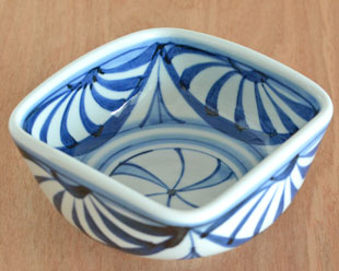 砥部焼　菊流れの四方鉢(5寸)