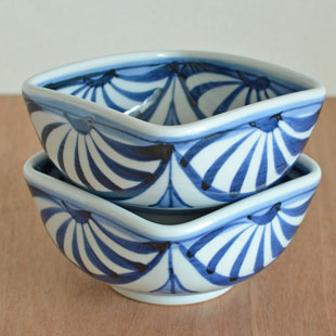 砥部焼・梅山窯　菊流れの四方鉢(5寸)を重ねて