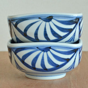 砥部焼・梅山窯　菊流れの四方鉢(5寸)を並べて