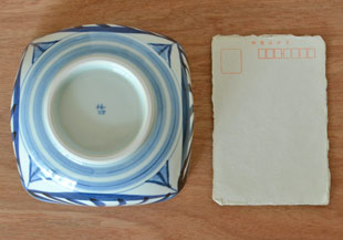 砥部焼・梅山窯　菊流れの四方鉢(5寸)をはがきと比較して